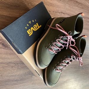 NEW! Teva midform boot women’s, size 9.5, Dark olive
